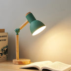 Lampe en bois articulée avec une finition verte, style bohème, parfaite pour un espace de travail ou une table de chevet.