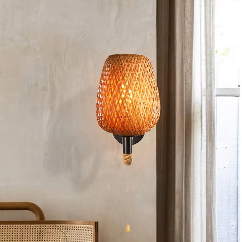 Lampe murale en bambou dans un intérieur au style bohème et chaleureux.