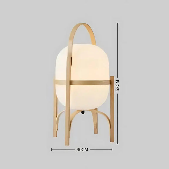 Lampe à pied en bois clair de taille grande avec abat-jour blanc.