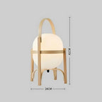 Lampe à pied en bois clair de taille moyenne avec abat-jour blanc.
