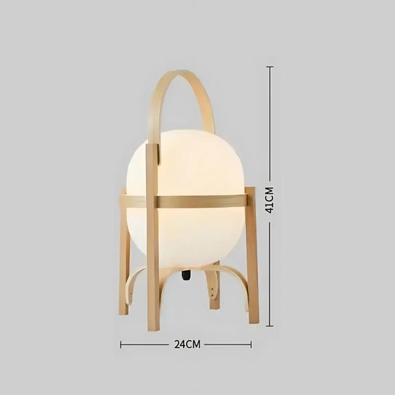 Lampe à pied en bois clair de taille moyenne avec abat-jour blanc.