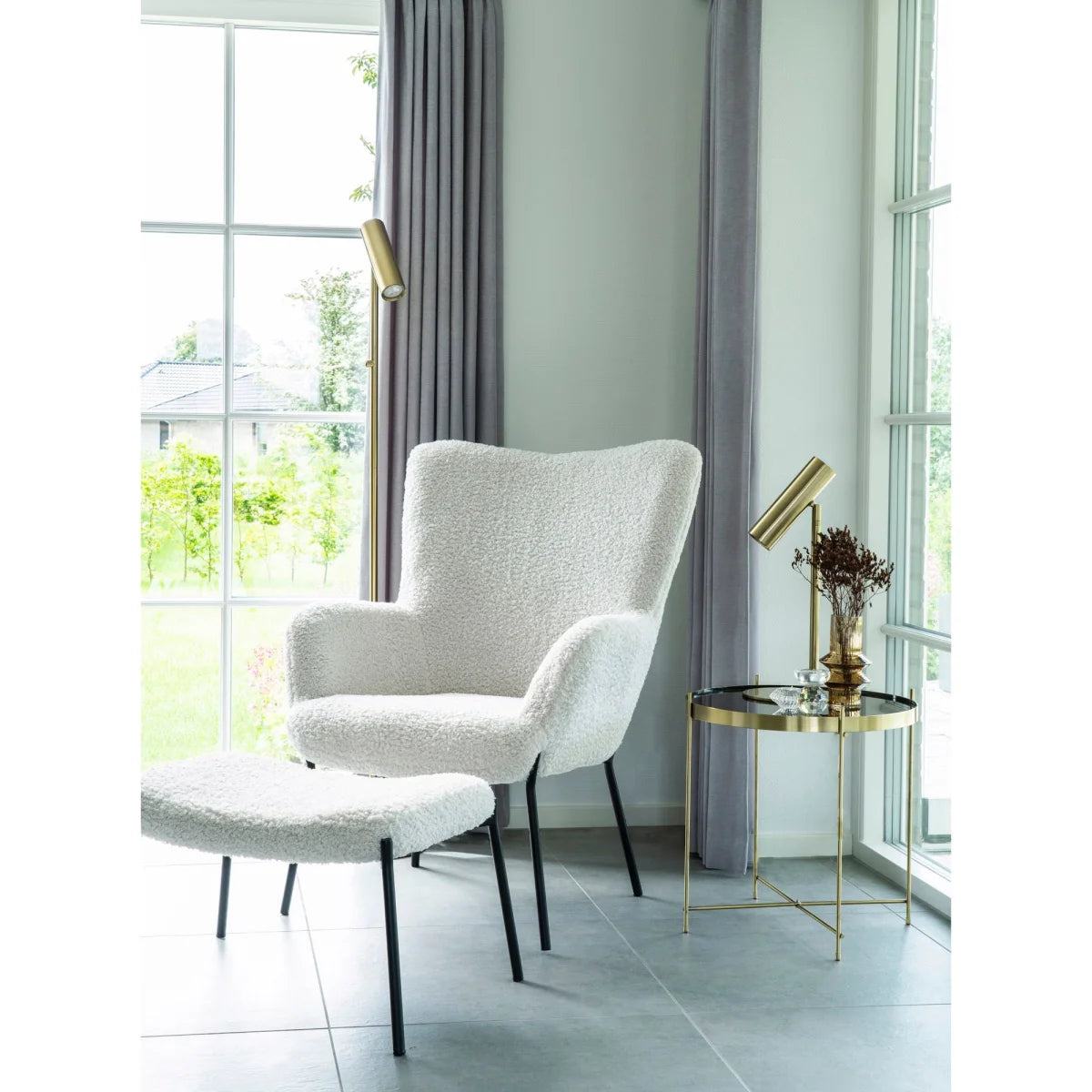 Fauteuil blanc moelleux avec pieds en métal noir, lampe dorée H150 cm