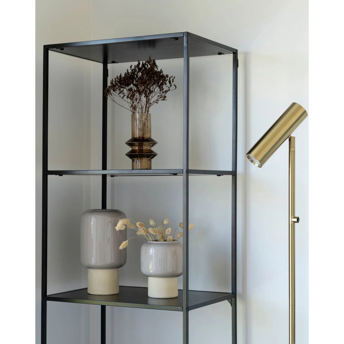 Étagère métallique noire moderne à 3 niveaux en verre avec vases décoratifs