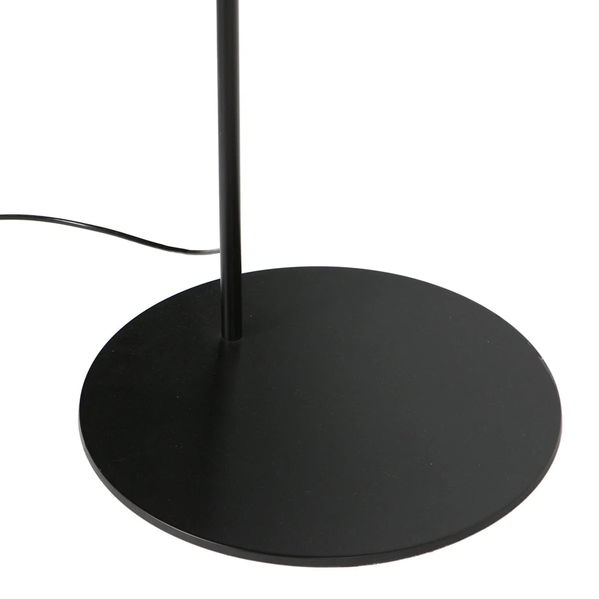 Base de lampe sur pied noire avec abat-jour en bambou tressé et bras arqué