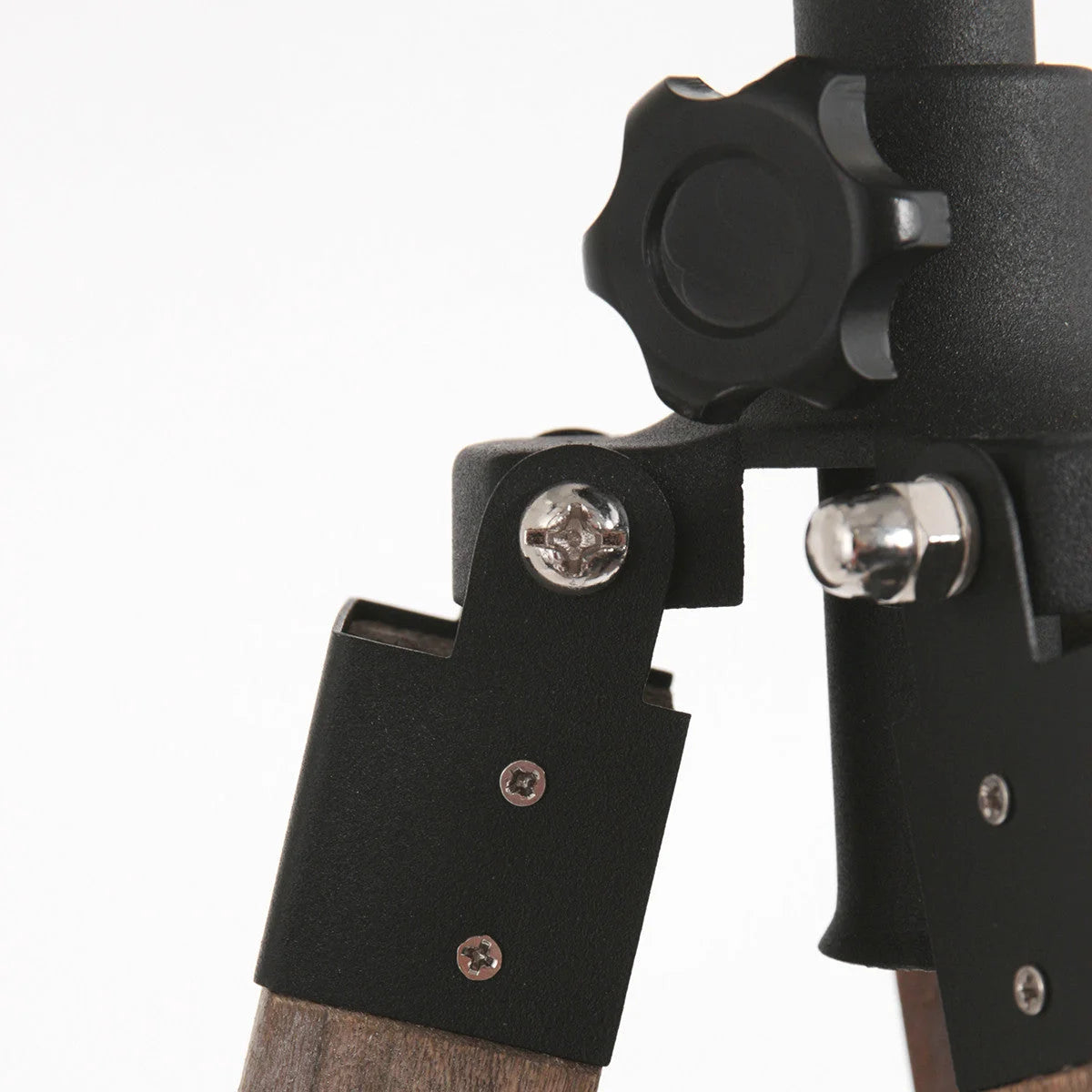 Assemblage de la jambe du trépied pour Lampe sur pied en bois avec abat-jour tissu noir