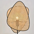Gros plan sur l'abat-jour en rotin de la lampe design.
