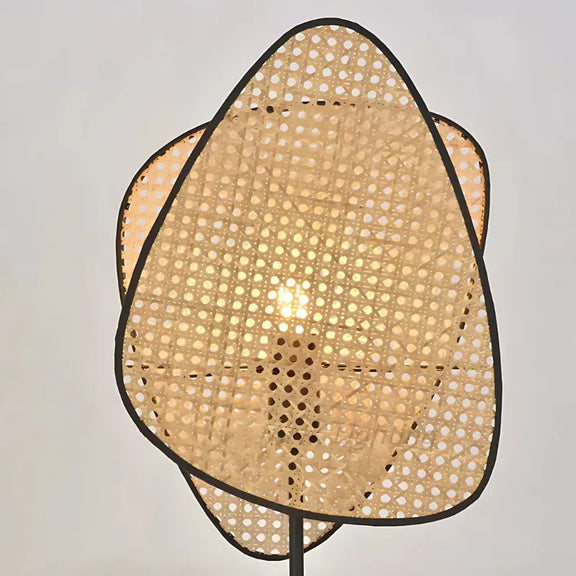 Gros plan sur l'abat-jour en rotin de la lampe design.