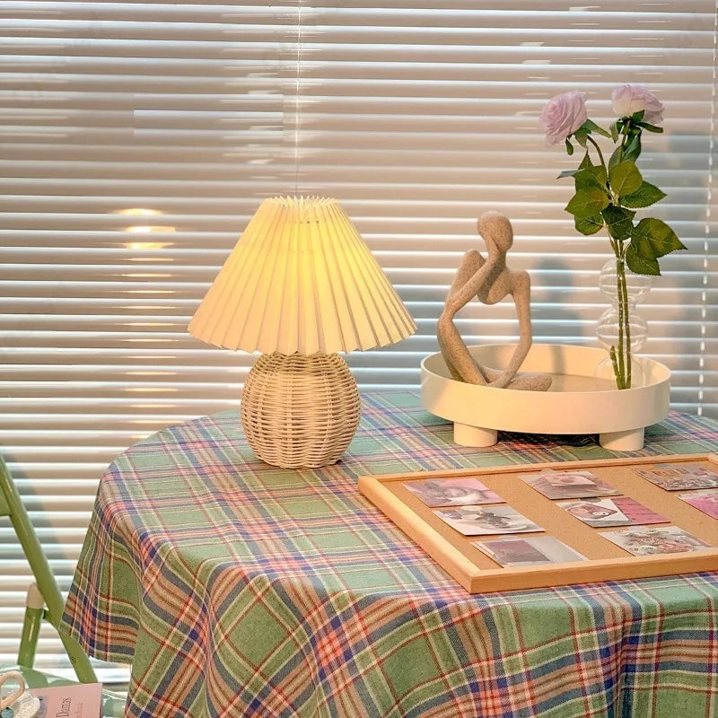 Lampe rotin vintage allumée avec lumière douce, idéale pour un espace intime.