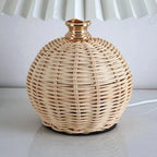 Gros plan sur la base de la lampe en rotin vintage