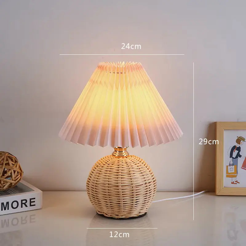 Lampe en rotin vintage rose