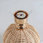 Base de lampe en rotin vintage sans abat-jour avec système LED visible.