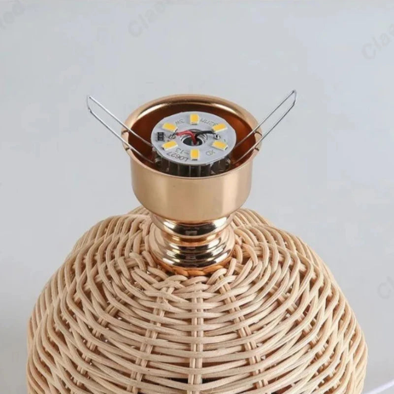 Base de lampe en rotin vintage sans abat-jour avec système LED visible.