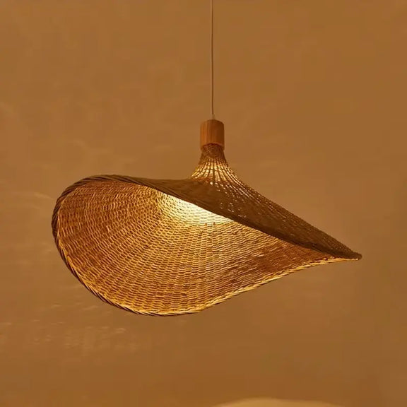 Lampe suspendue en bambou allumée créant une lumière chaleureuse