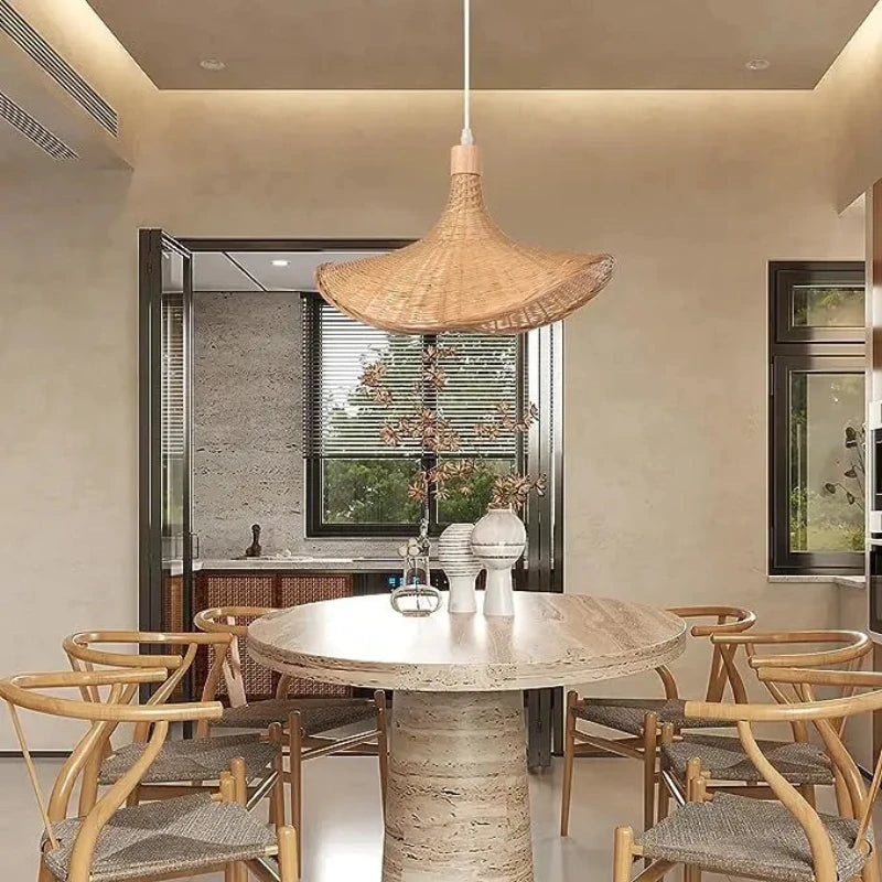  Lampe suspendue en bambou créant une ambiance zen dans le salon
