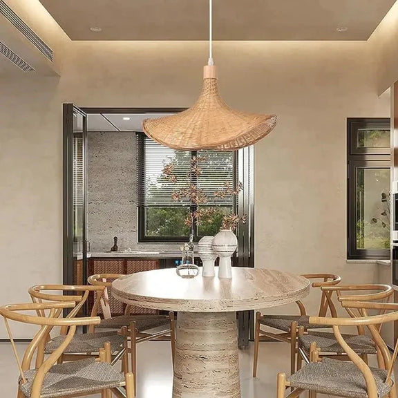  Lampe suspendue en bambou créant une ambiance zen dans le salon