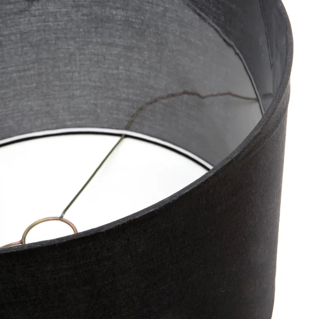 Intérieur de l’abat-jour noir en tissu pour la lampe de table en bois de teck naturel