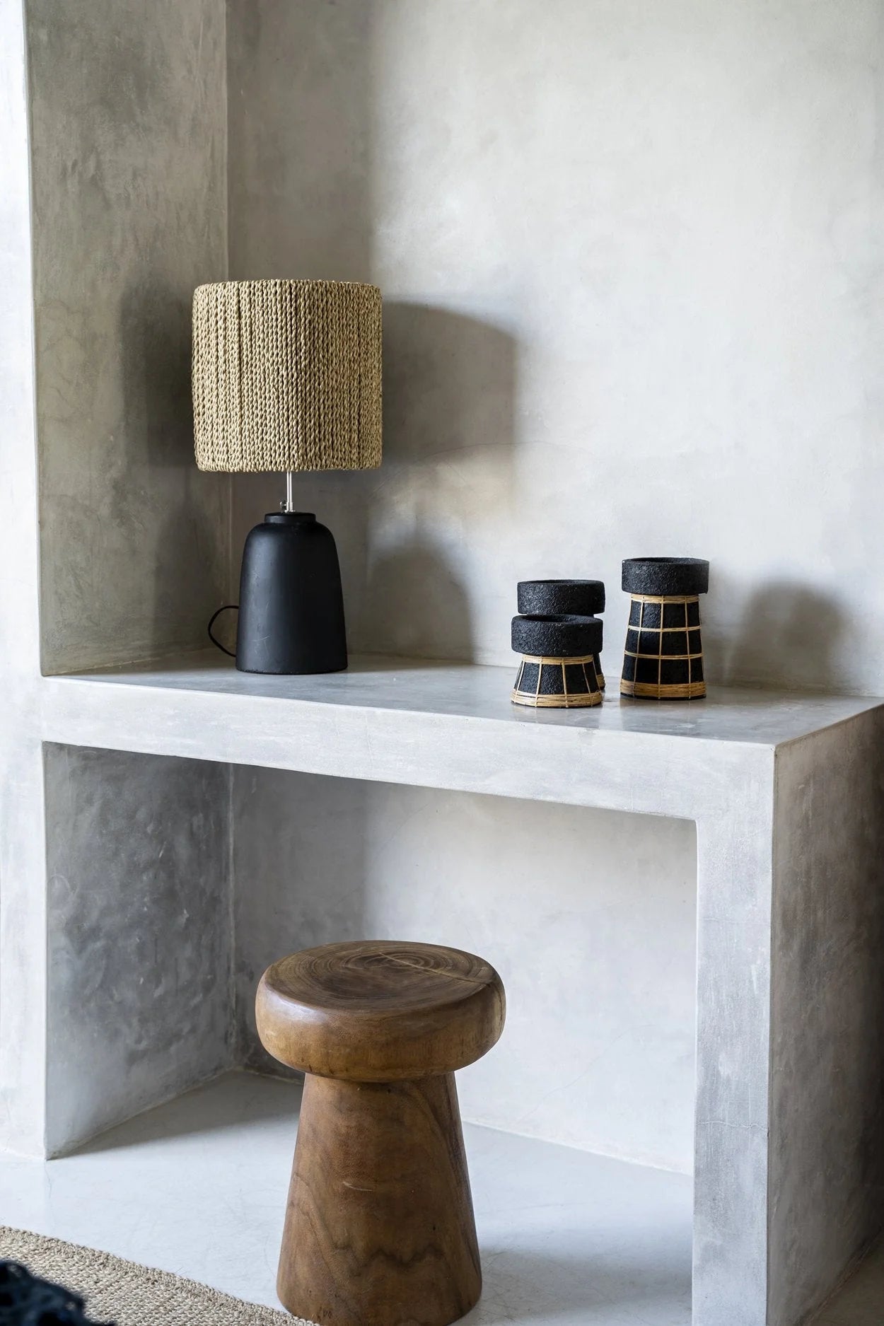 Décor intérieur avec Lampe de table en herbe tressée et base noire cylindrique