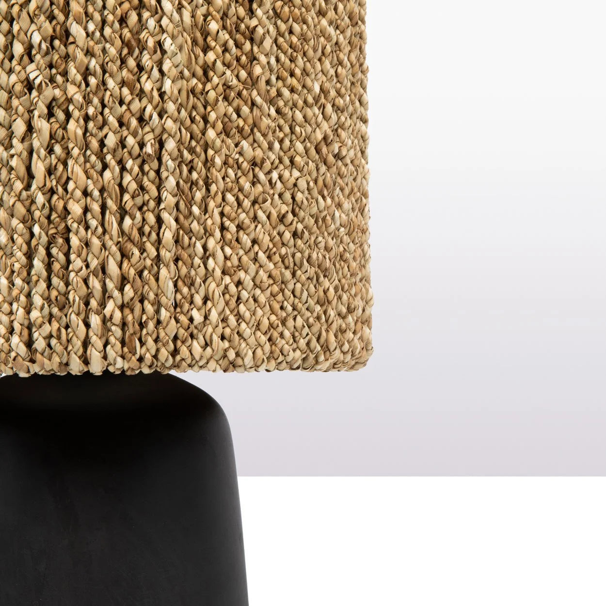Abat-jour en tressée avec base noire cylindrique pour Lampe de table en herbe H47 cm