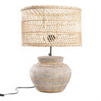 Lampe de table Kythira en Béton naturel avec abat-jour en osier et base texturée
