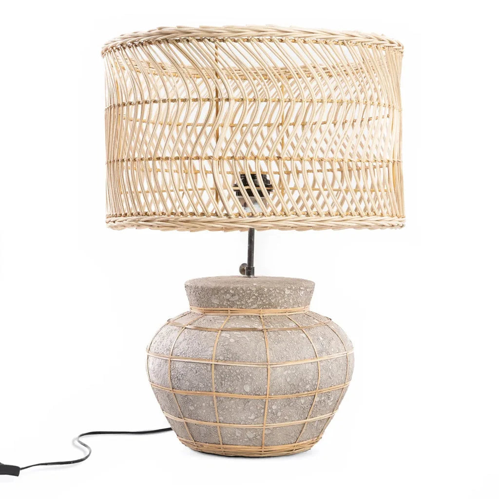 Lampe de table Kythira en Béton naturel avec abat-jour en osier et base texturée
