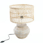 Lampe de table Kythira en béton naturel avec abat-jour en osier et base texturée