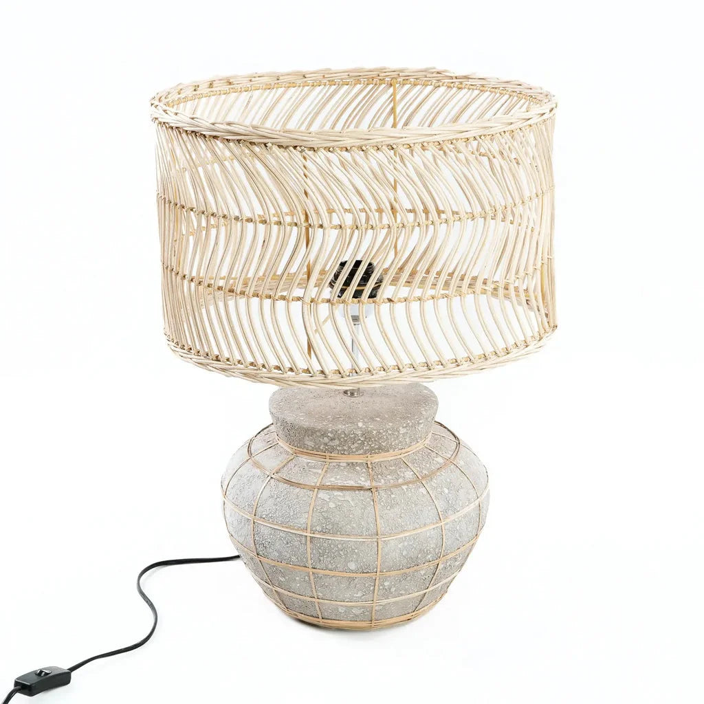 Lampe de table Kythira en béton naturel avec abat-jour en osier et base texturée
