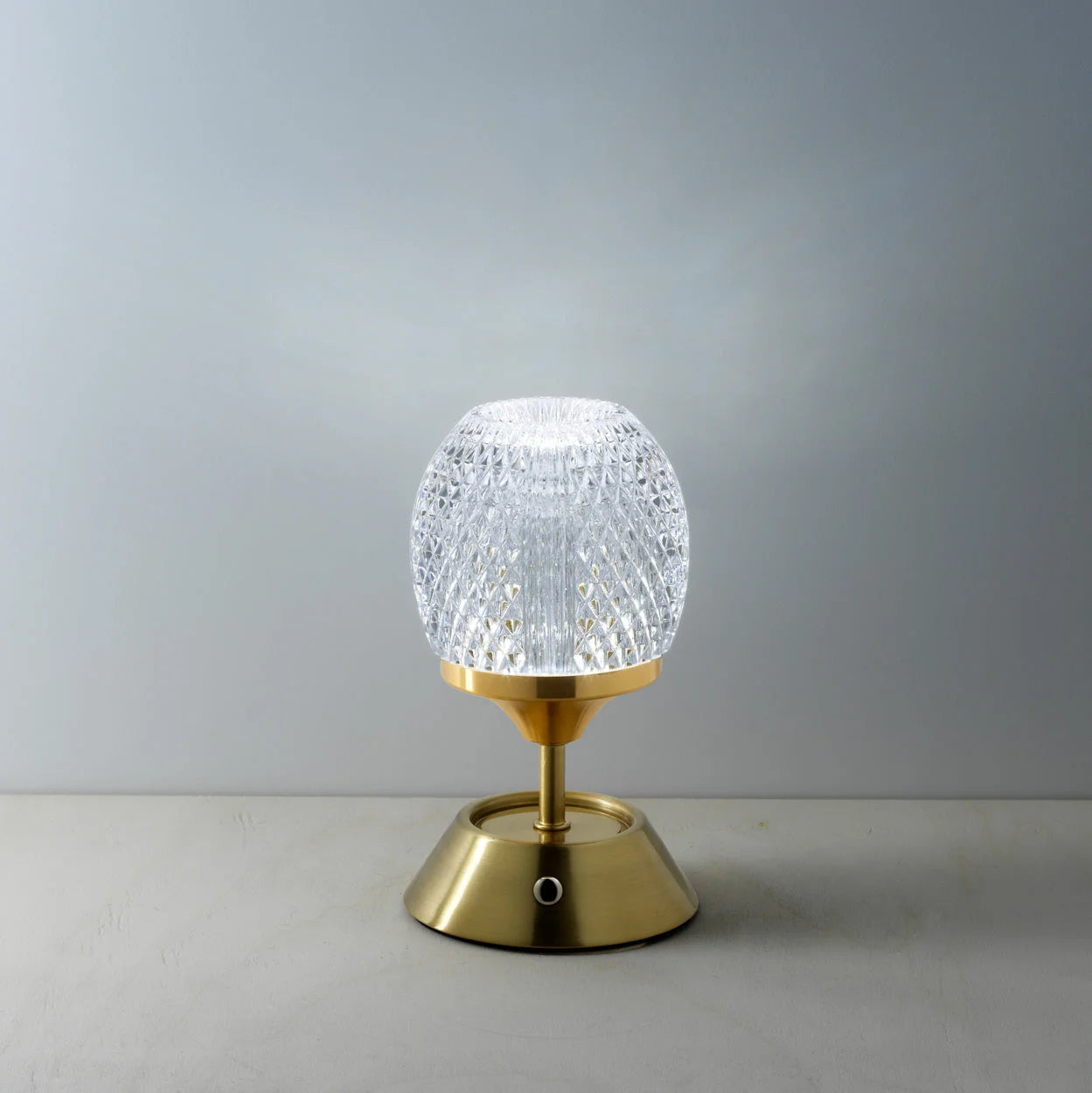 Lampe de table en laiton avec globe en verre facetté transparent