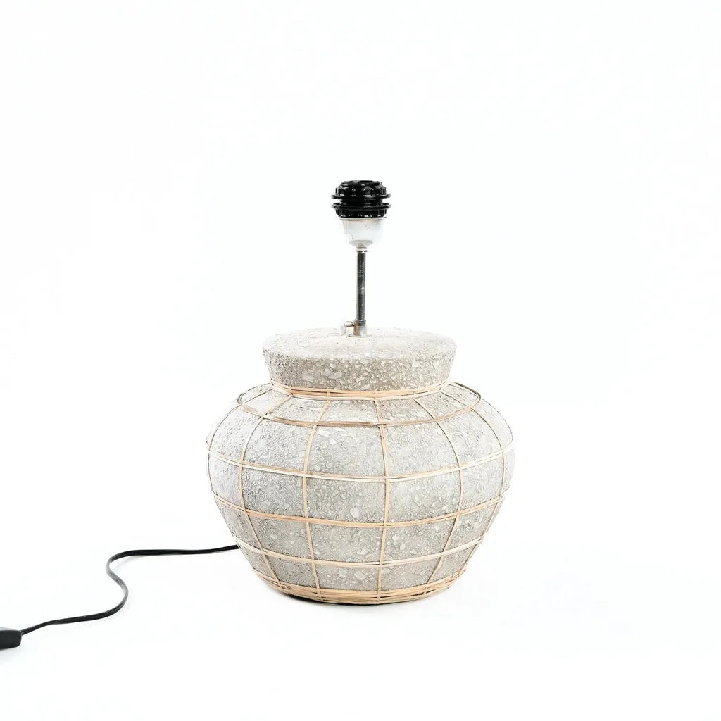 Lampe de table en béton naturel avec cage en rattan, style moderne et élégant