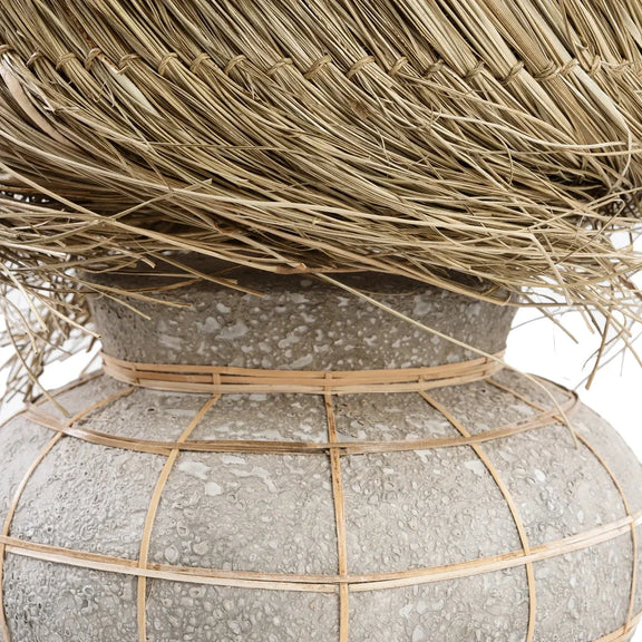 Vase gris texturé avec accents en paille, idéal pour La lampe de table Lipsiâ Béton naturel
