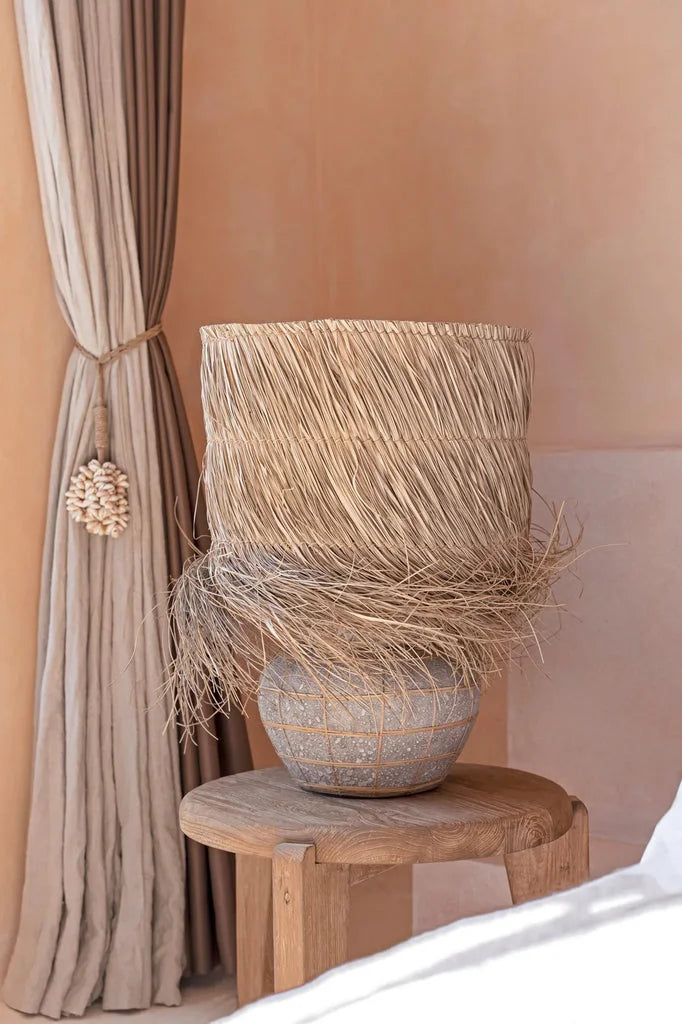 Lampe de table Lipsi en béton naturel avec abajour en paille tissée et base à motif