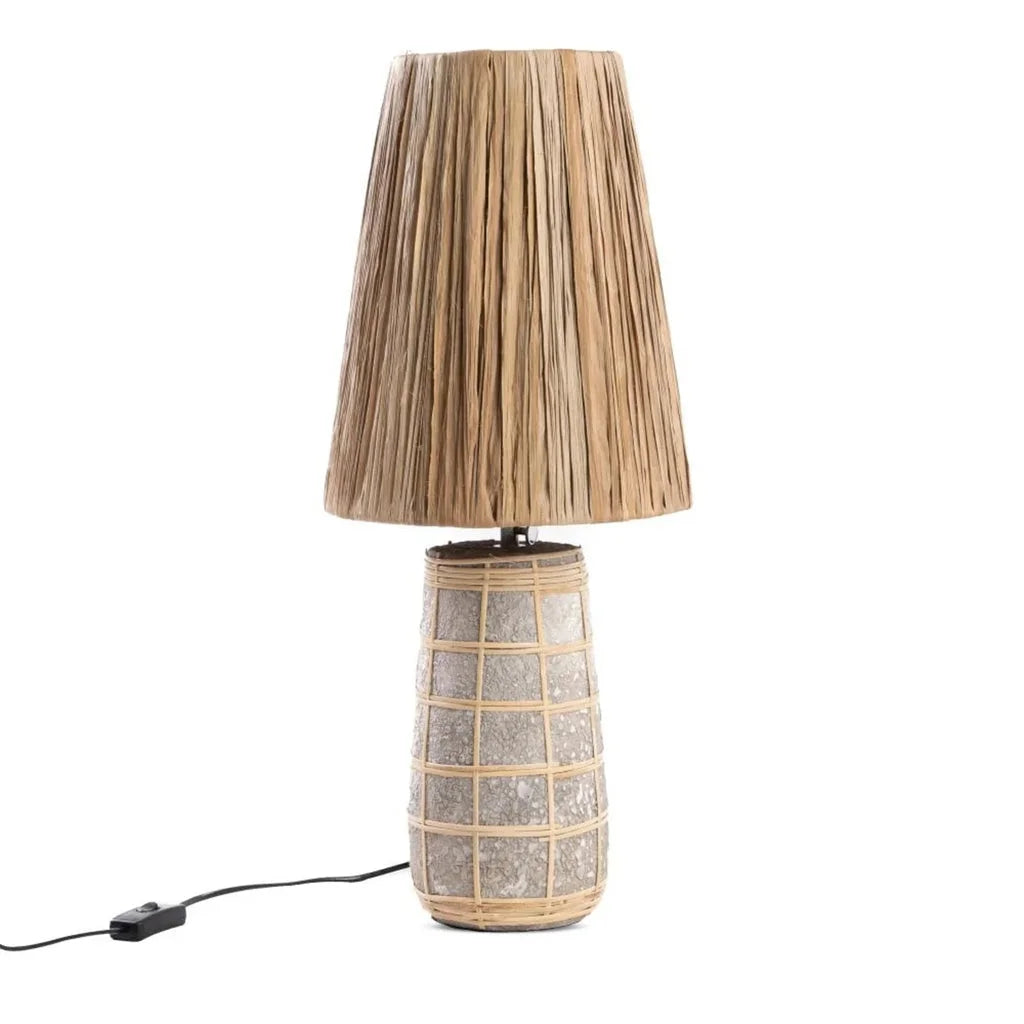 Ampoule dans lampe de table Naxos en béton naturel avec abajour en osier