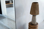 Ampoule dans lampe de table Naxos en Béton naturel avec abat-jour tissé