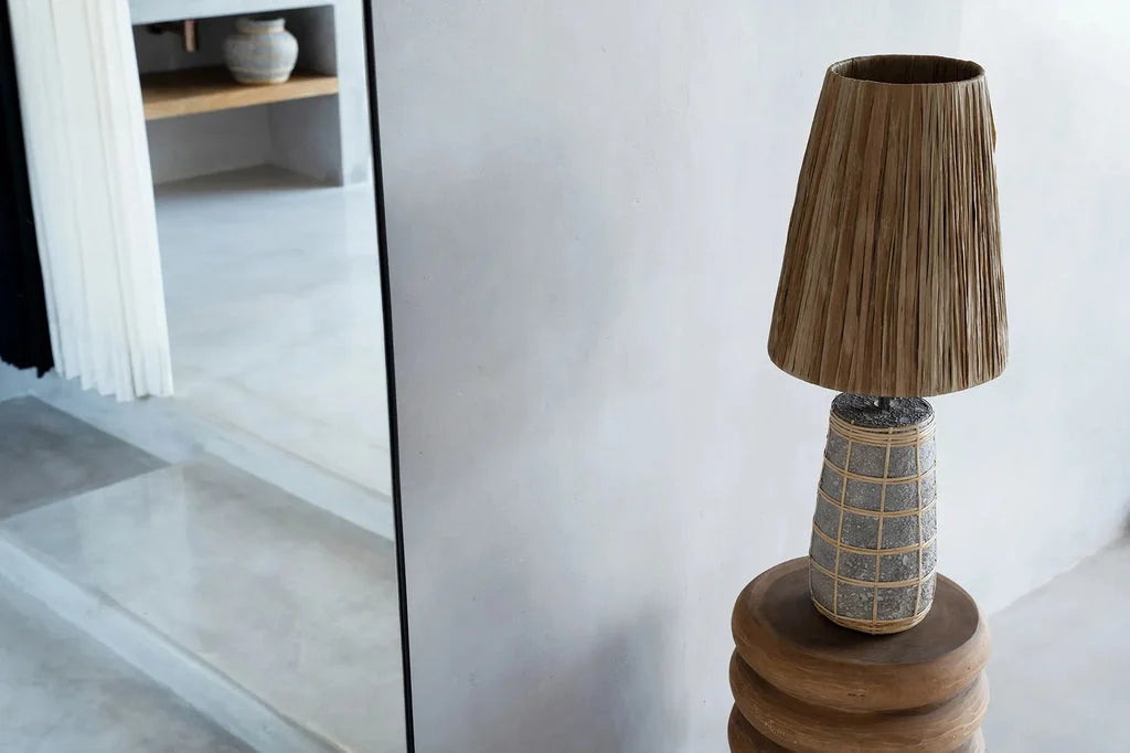 Ampoule dans lampe de table Naxos en Béton naturel avec abat-jour tissé