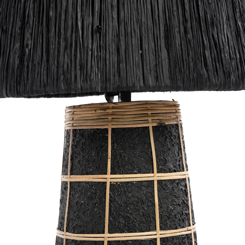 Lampe de table noire texturée avec abat-jour en raffia La lampe de table Naxos Noir Naturel