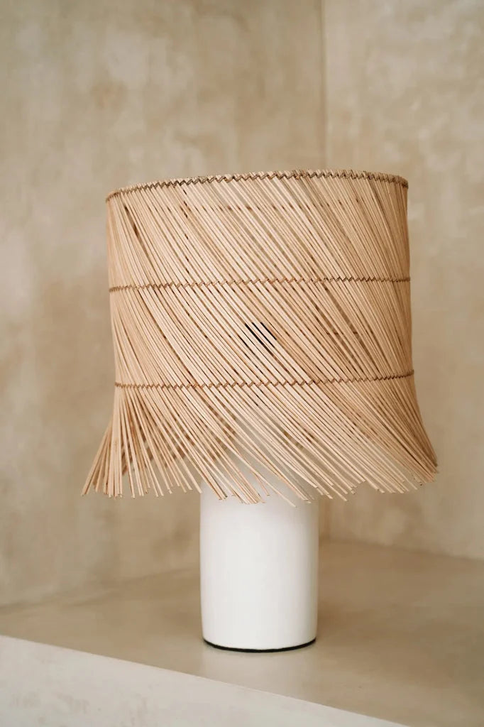 Lampe de table en rotin blanc naturel avec abat-jour en paille tissée