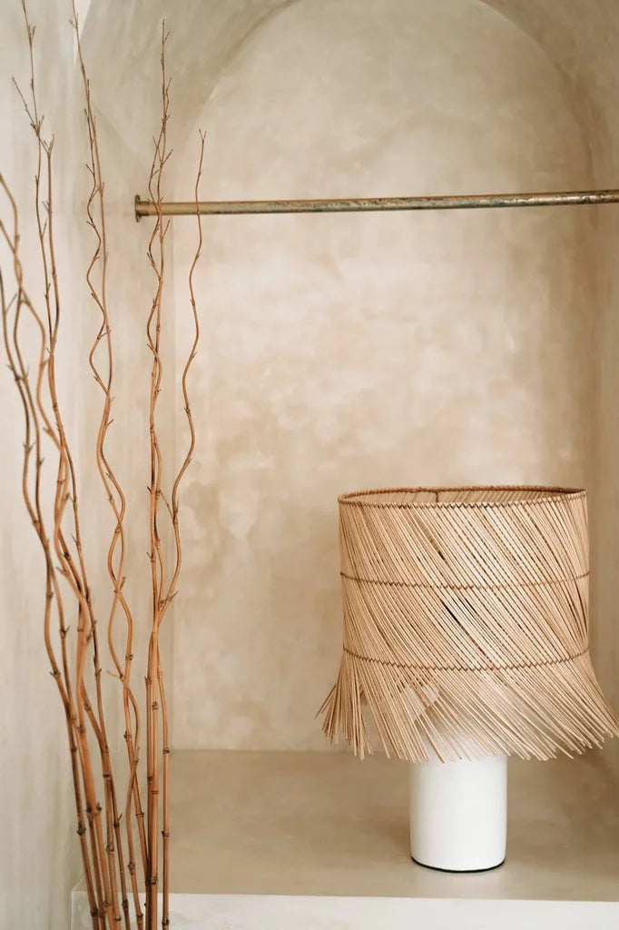 Lampe de table en rotin blanc naturel avec abat-jour en raphia à franges