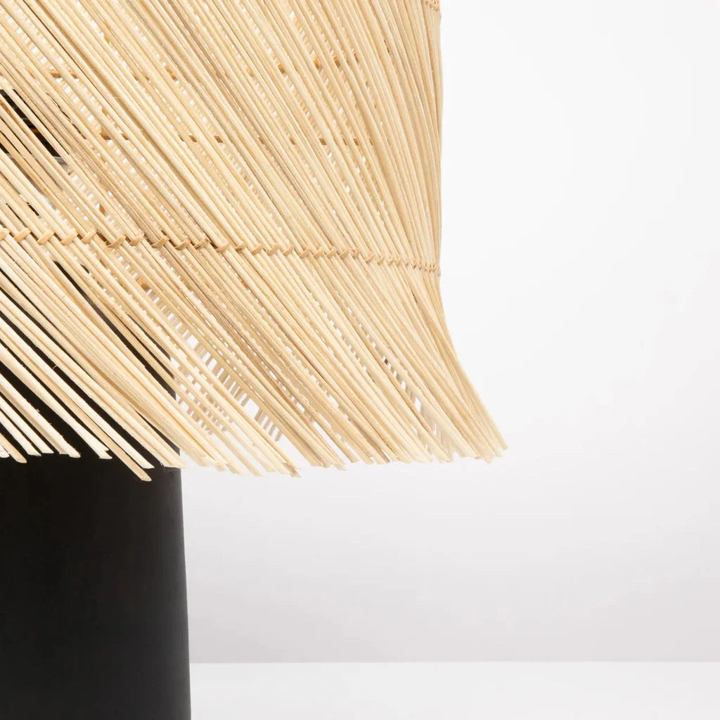 Abat-jour en rotin tissé sur base noire pour lampe de table La lampe de table en rotin noir naturel