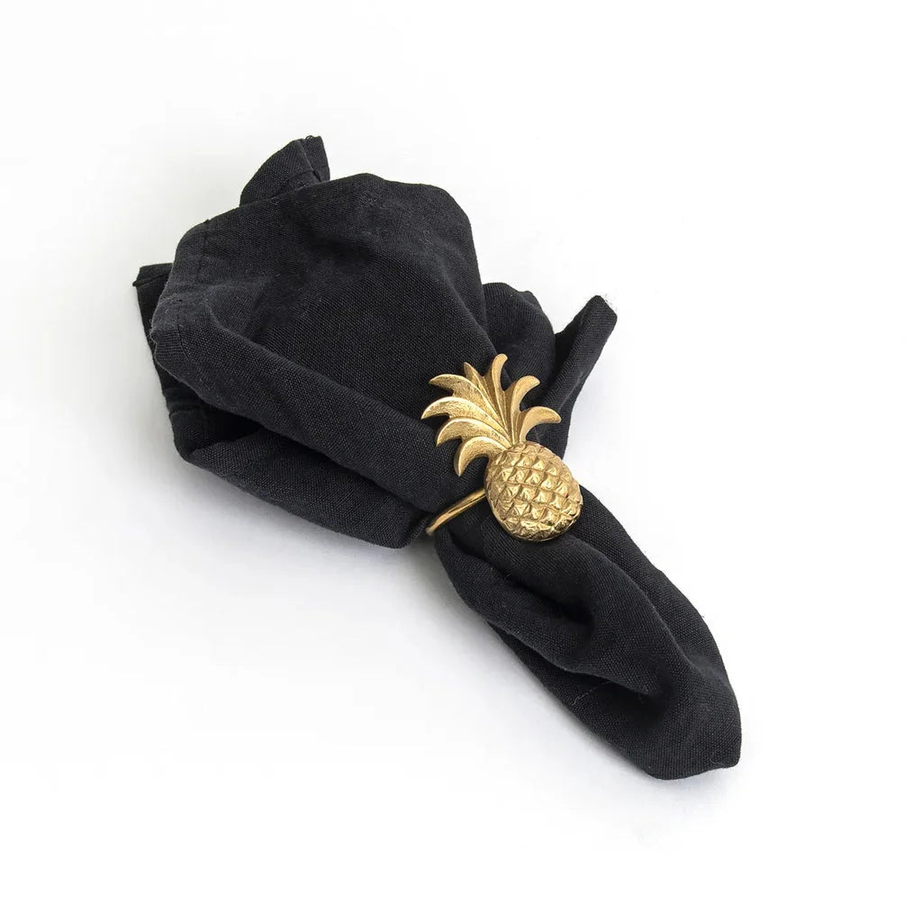 Anneau de serviette en ananas or noir sur napkin noire élégant