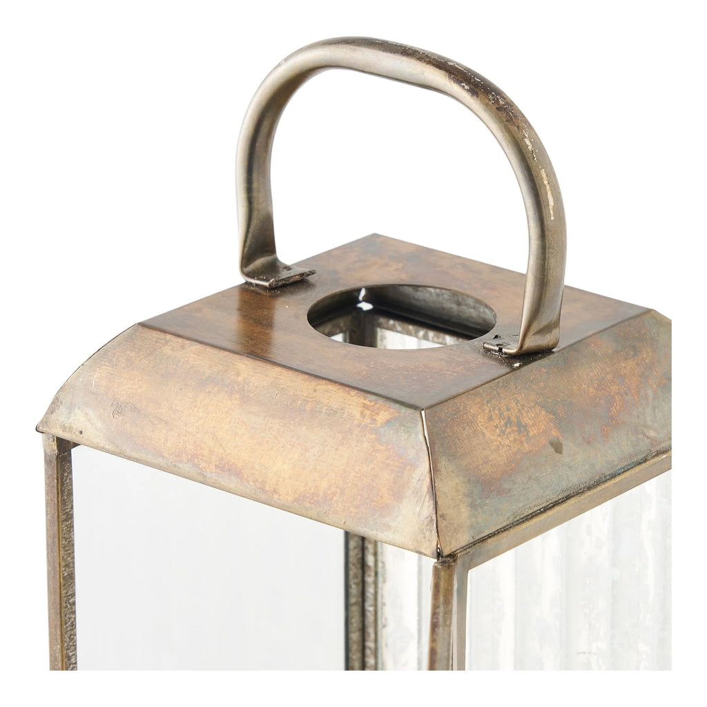 Lanterne en métal vieilli laitonné avec anse arquée et verre clair, H49 cm