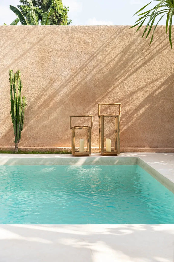 Piscine turquoise avec lanternes décoratives pour La lanterne de Nusa Penida