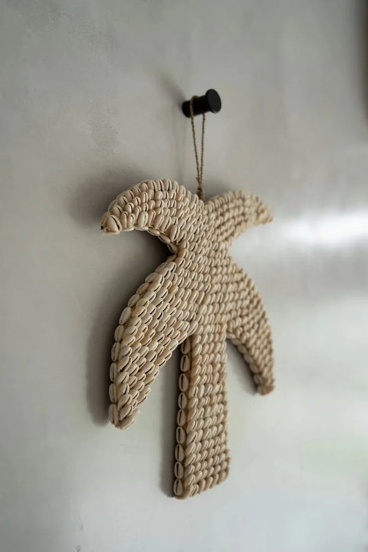 Mur en suspension avec palmier couvert de coquillages, design naturel L’arbre à coquilles