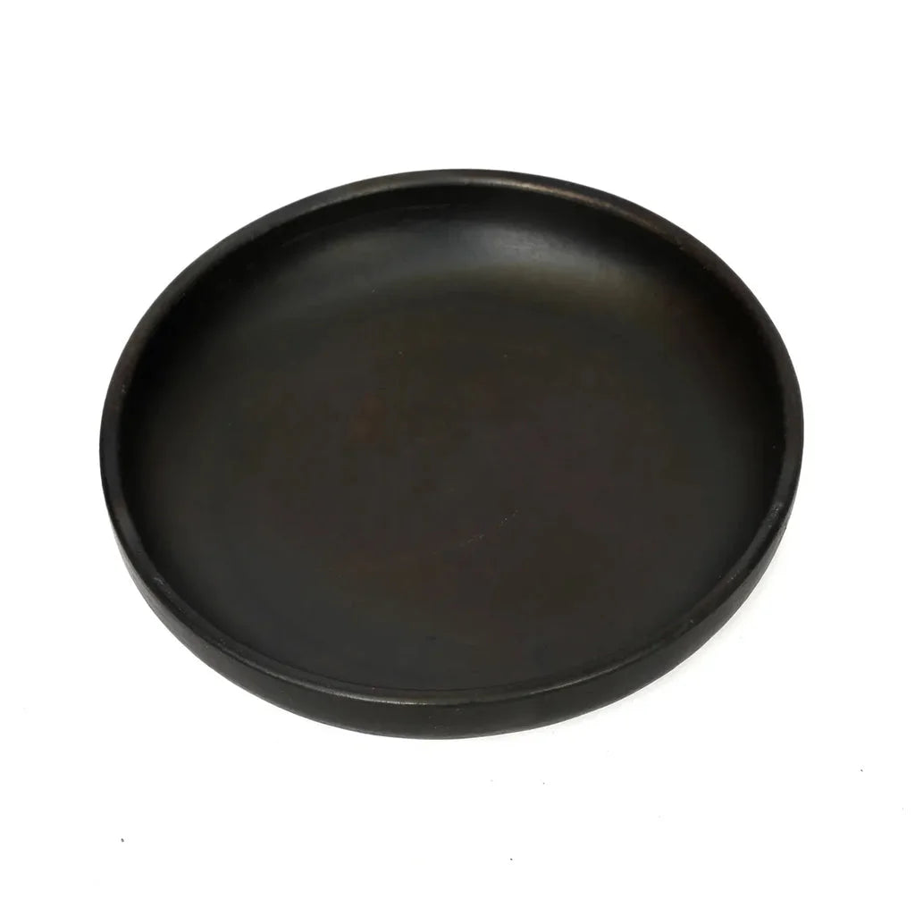 Assiette creuse brûlée noire ronde de taille M pour présentation élégante