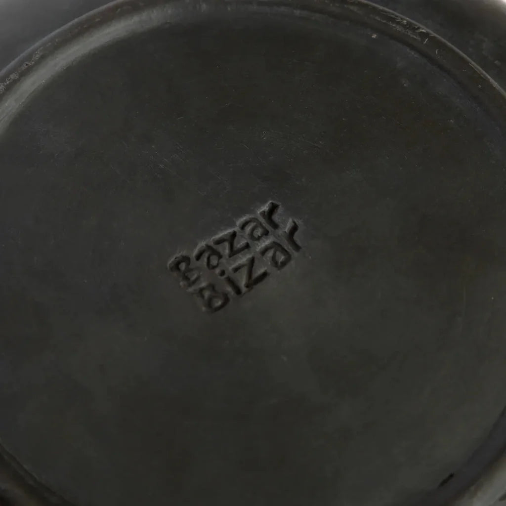 Contenant rond noir sombre avec texte embossé de L Assiette Creuse Brûlée Noire M