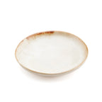 Assiette en céramique blanche avec bordure marron pour L’assiette d’apéritif Cascais
