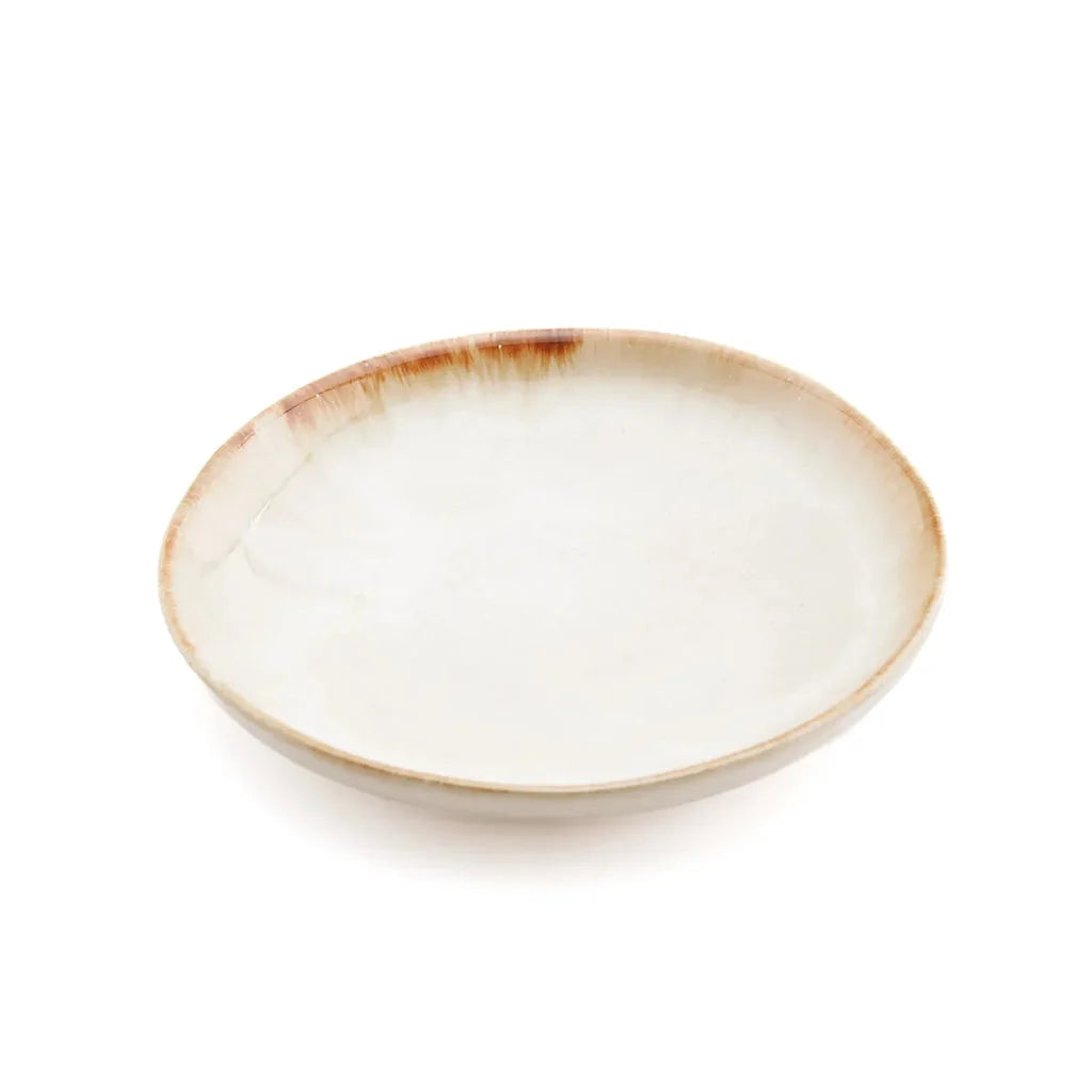 Assiette en céramique blanche avec bordure marron pour L’assiette d’apéritif Cascais
