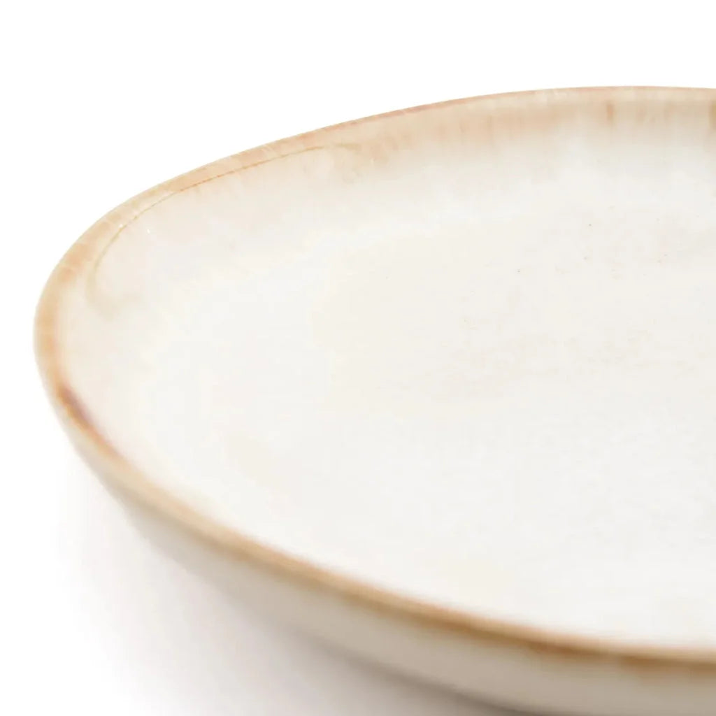 Assiette en céramique avec bord beige de l’ensemble Cascais pour apéritifs