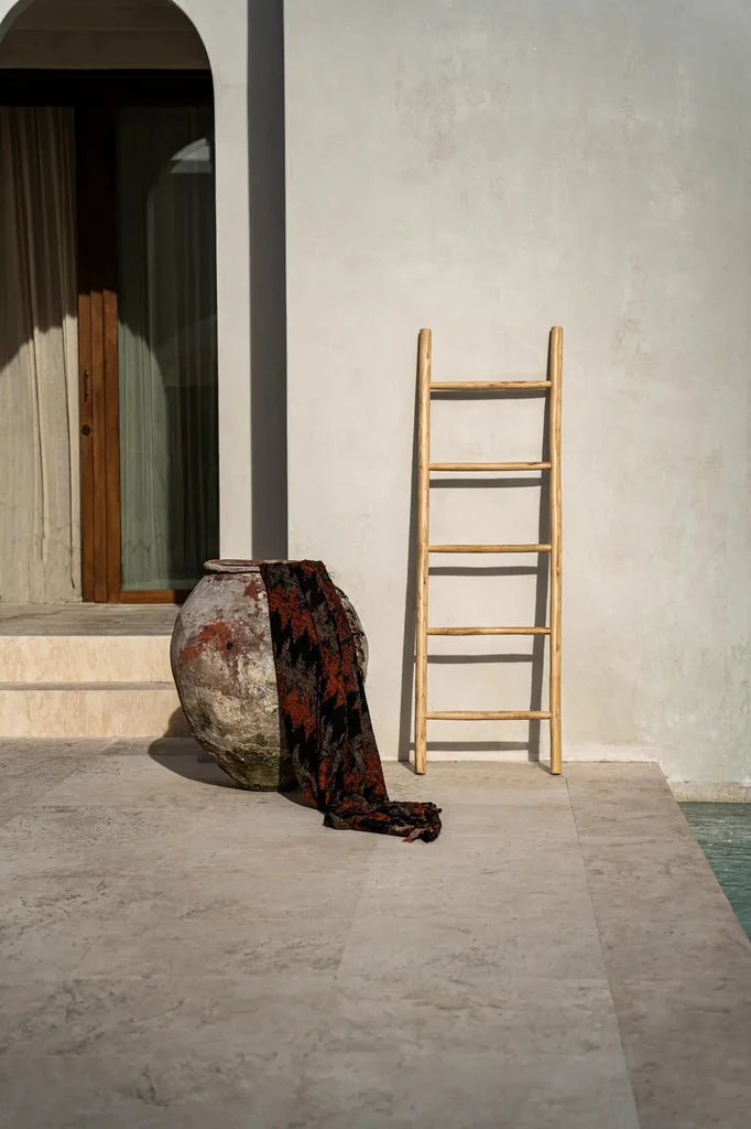 Échelle rustique en bois appuyée contre un mur pour la décoration naturelle L’échelle de Tulum