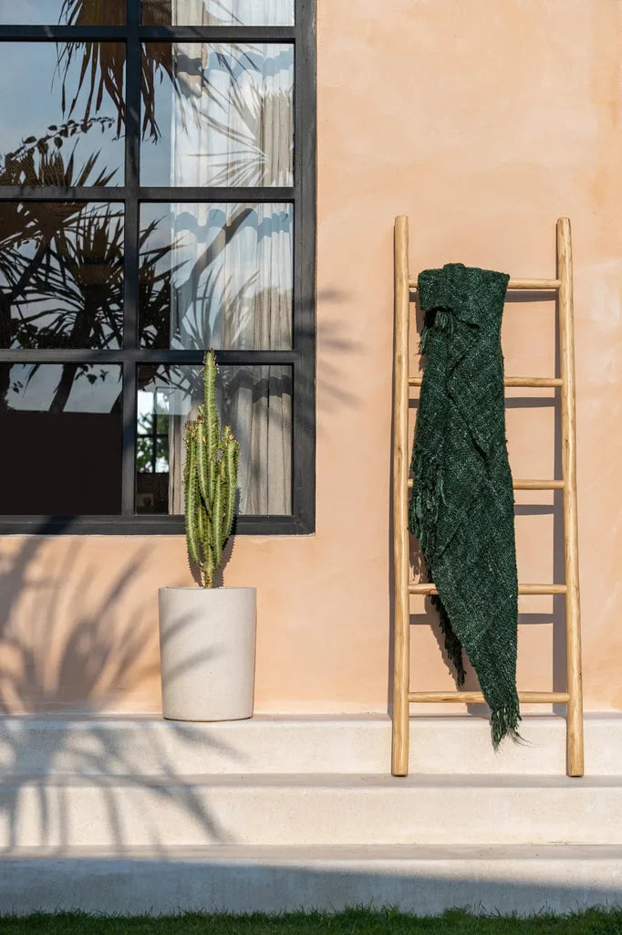 Tissu vert à franges sur une échelle en bois pour décoration naturelle L’échelle de Tulum