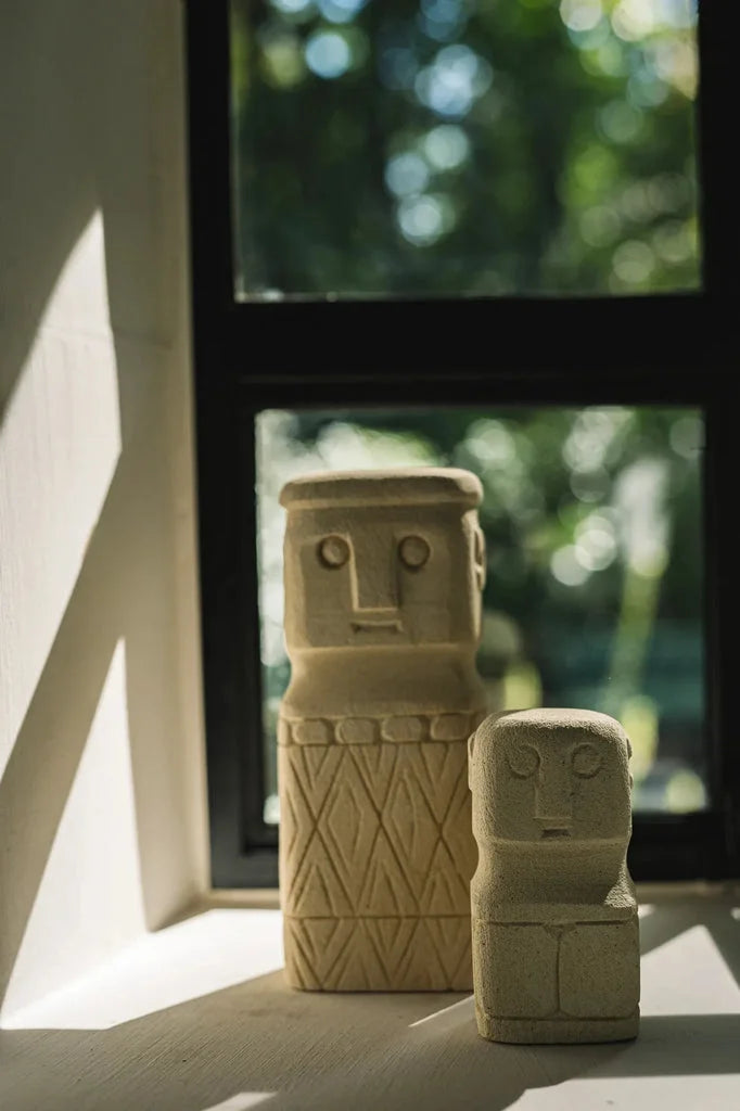 Deux figures en pierre stylisées de couleur claire pour la décoration Sumba Naturel S