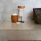 Objet décoratif en bois et tissu pour Lhomme de Sumba debout